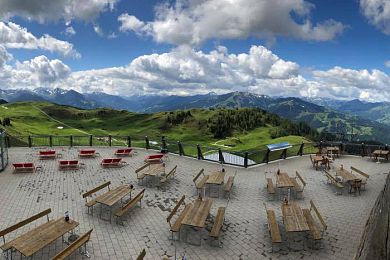 Von der Terasse aus zeigt sich der wunderbare Panoramablick in die Südberge bis zu den Hohen Tauern